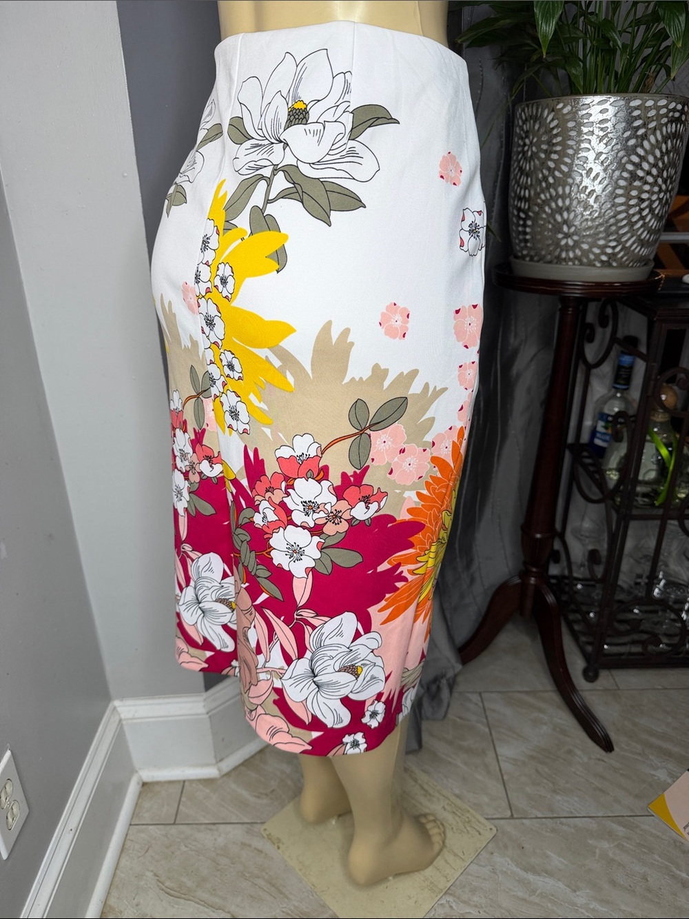 New York & Company White Pencil Skirt with Yellow, Pink & Red Floral Print SzXL - Picture 4 of 7